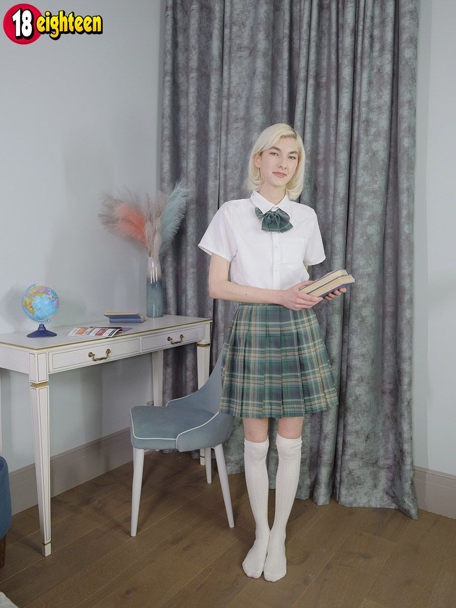 Blonde Student Mia Cheers Has Sex On Bed With Older Boy