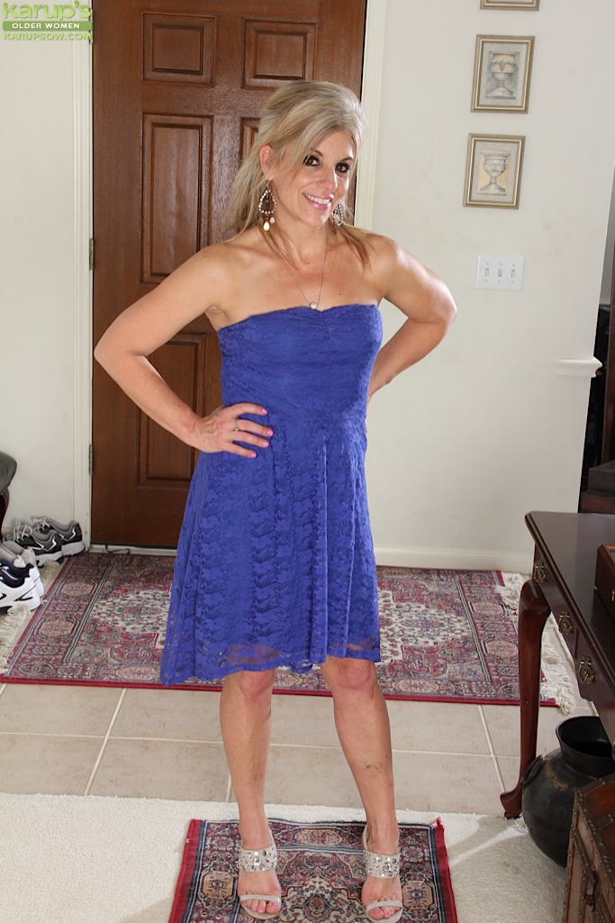 Mature Blonde Sierra Smith With Tiny Tits Strips Off Blue Dress