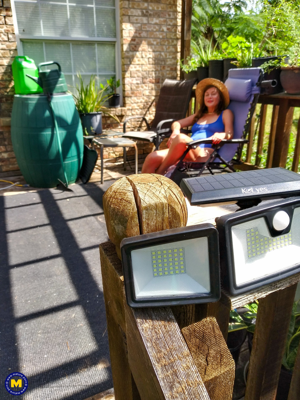 परिपक्व ओलिविया जॉनसन बड़े स्तन दिखाती है और अपने गीले छेद में खिलौना डालती है