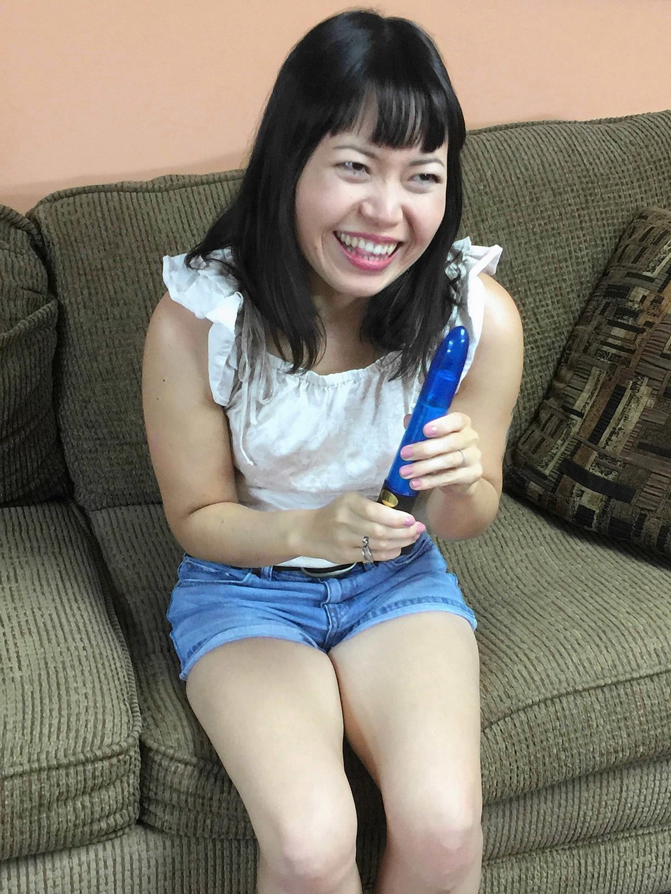 एशियाई लड़की युका ओज़ाकी अपनी बड़ी गांड दिखाती है जबकि वह एक डिल्डो के साथ मास्टरबेट करती है