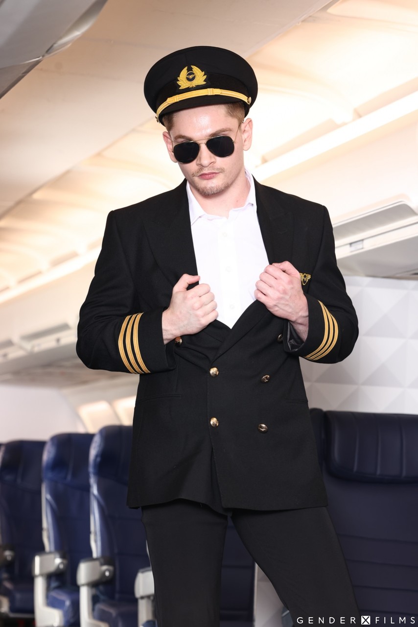 Azafata Transexual Folla A Puta Cachonda En Un Caliente Trío Con Pasajeros