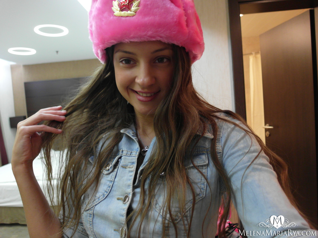 Mince Fille Melena Tara Se Mettant En Position Et Se Caressant Le Pubis Seule