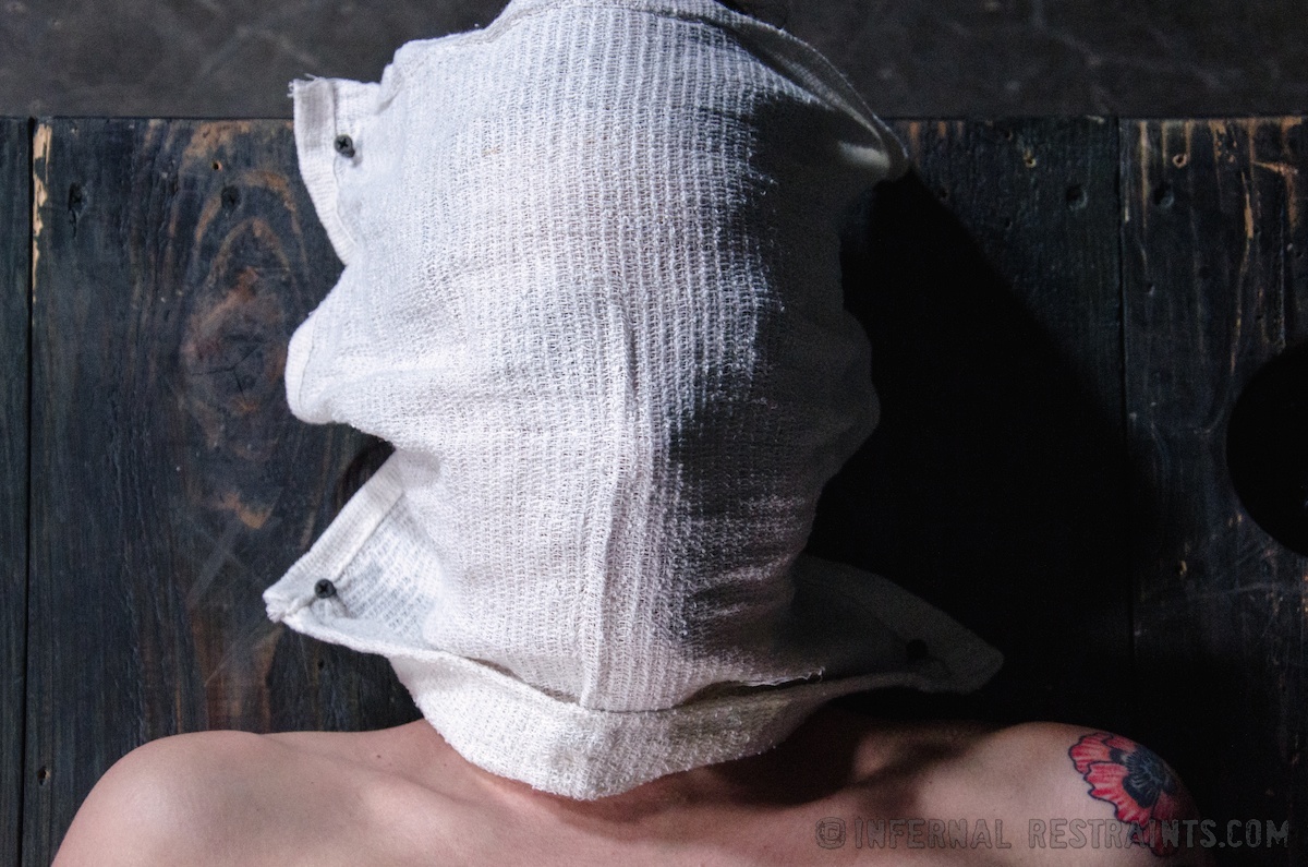 感覚剥奪ボンデージと刺青の少女フレイヤ・フレンチ