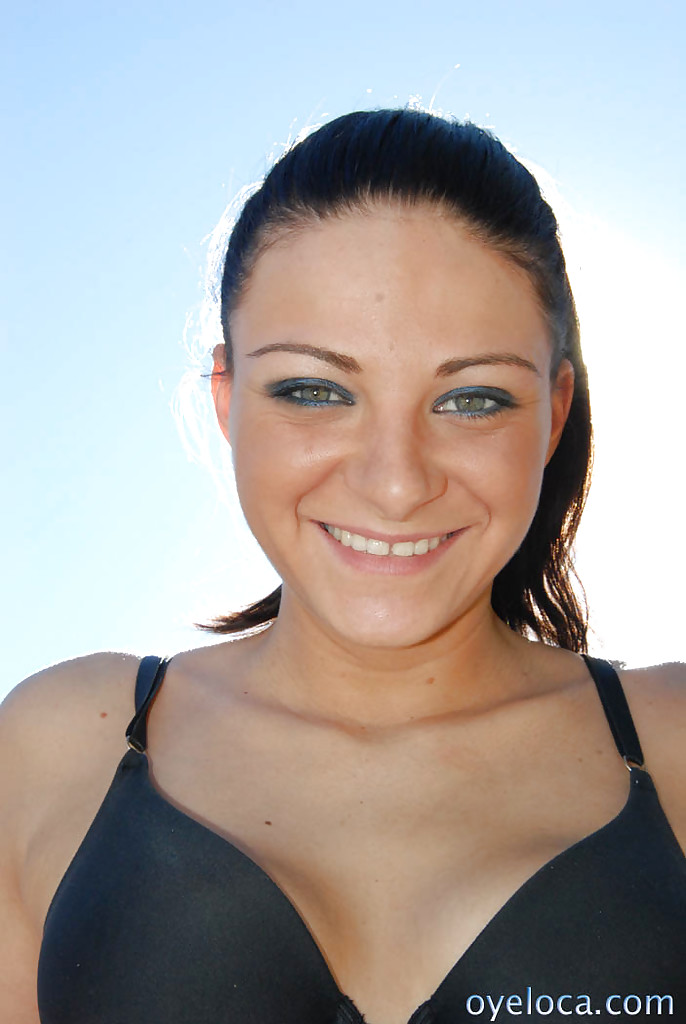 美女ニッキーネベスは整えられたマンコを持っていて、屋外でオナニーをすることを好みます