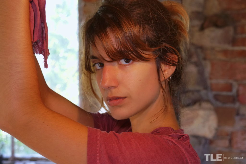 被束缚的少女乌苏拉B用手指触摸她的修剪过的阴毛