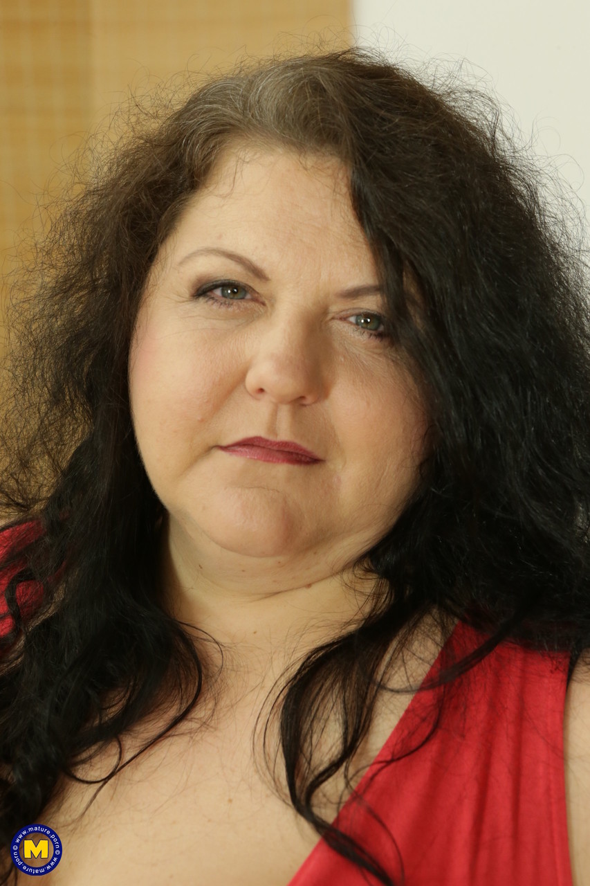 熟した巨乳のヘリナKが若い配管工にマンコと巨乳を犯される