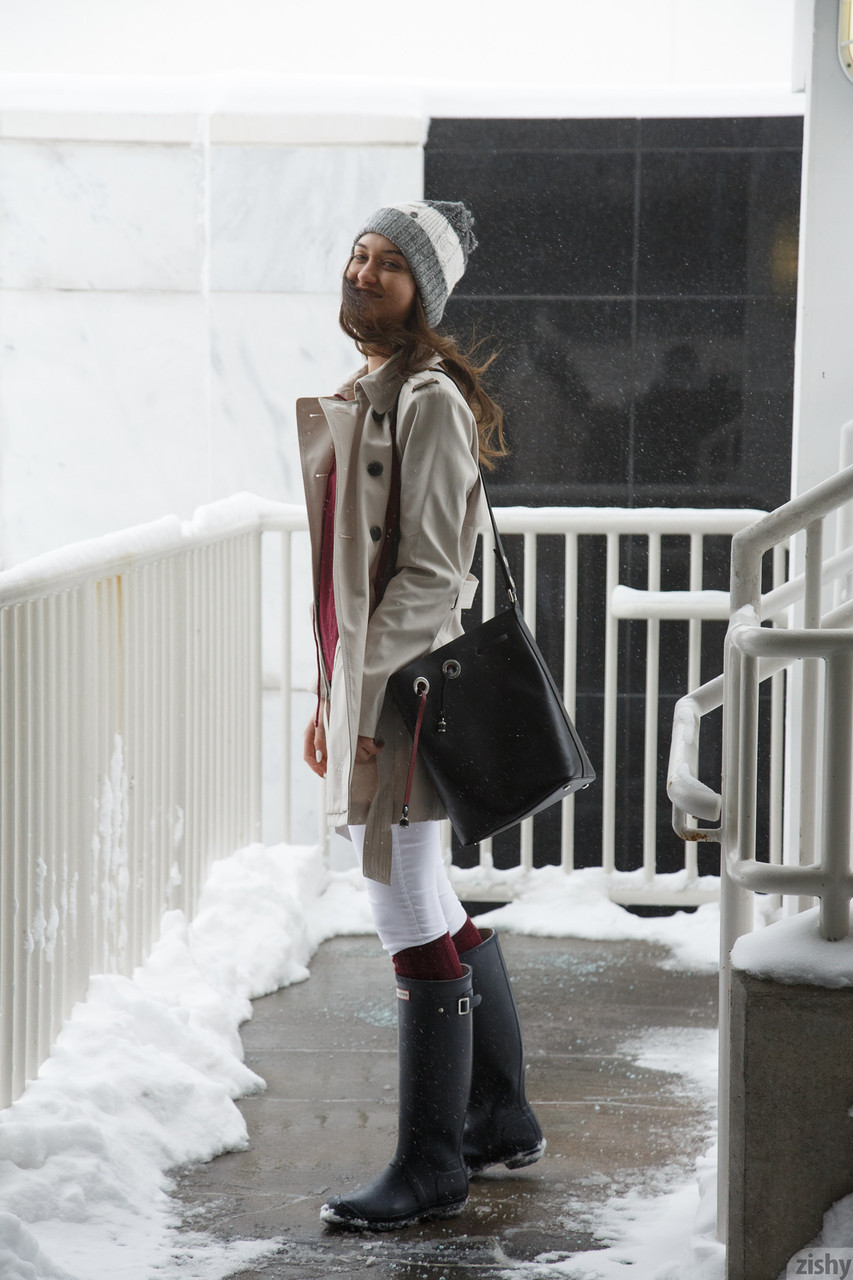 Laina Shendoah Flashes Nice Ass, Tits & Muff In Public Girlfriend