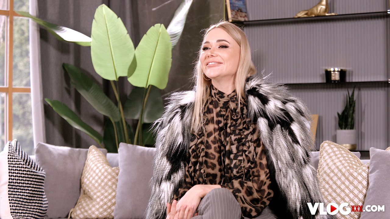 Venera Maxima 在干她男人之前给他口交