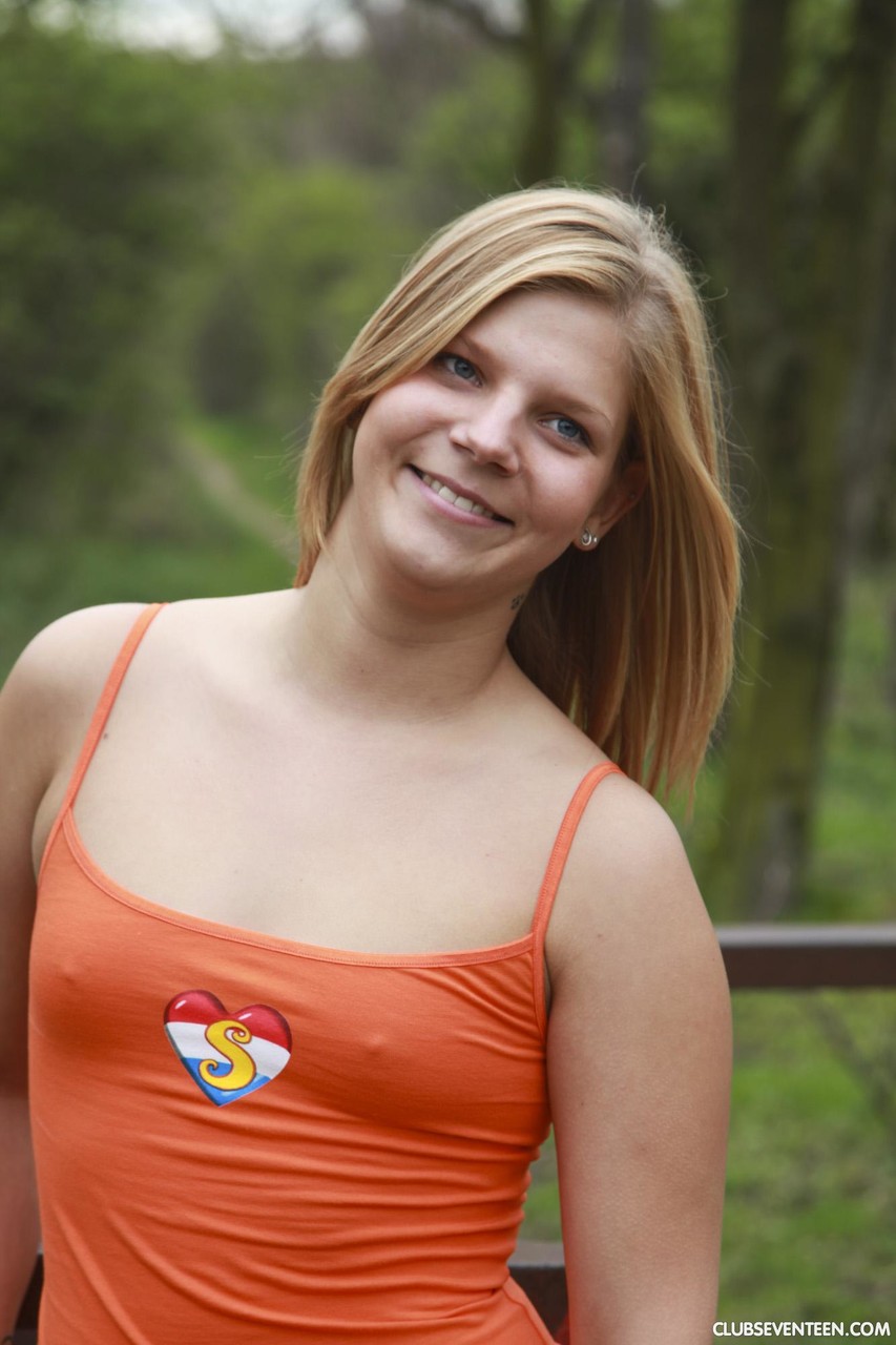 荷兰宝贝迪在公园露出她的大屁股和小乳房