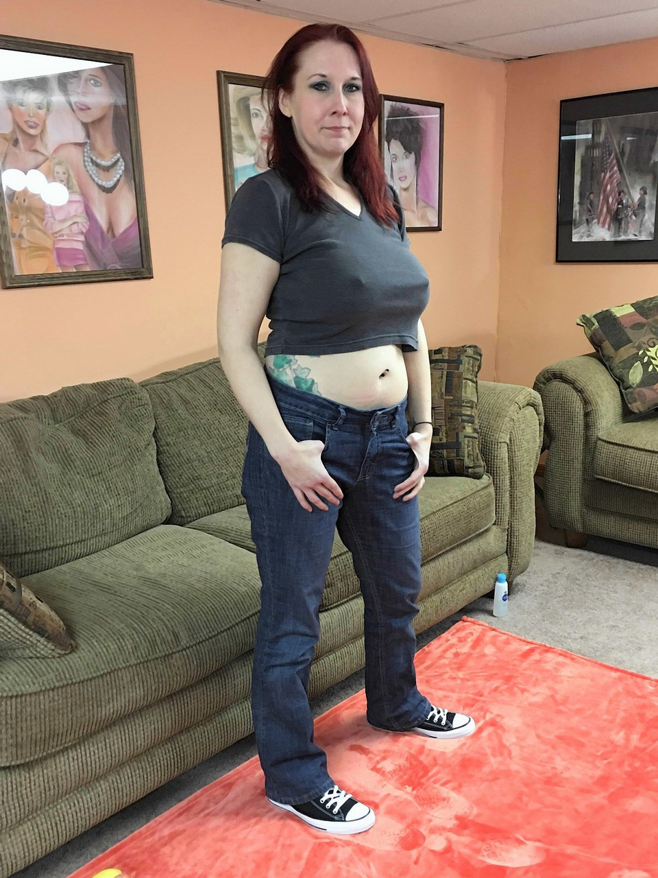 成熟的红发女郎Lia Shayde展示大奶子和玩弄她的小穴