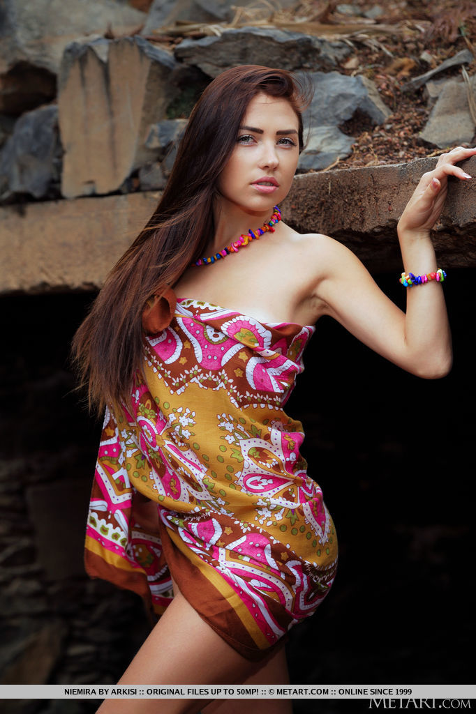 सुंदर किशोरी नीमिरा नग्न पोज़ देने के लिए कपड़े उतारती है