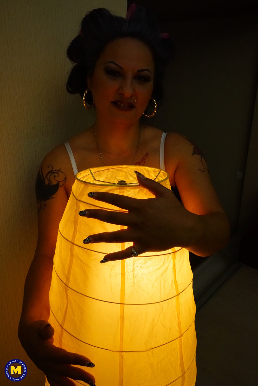 Reife Hausfrau Ivonna Leckt Ihre Großen Hängenden Titten Und Fingert Ihre Löcher