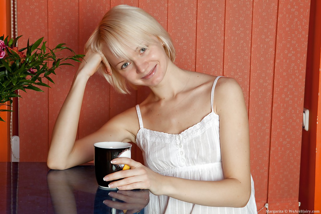 マルガリータ 美少女がタイトなジーンズを脱ぎ、毛深いおまんこを見せる