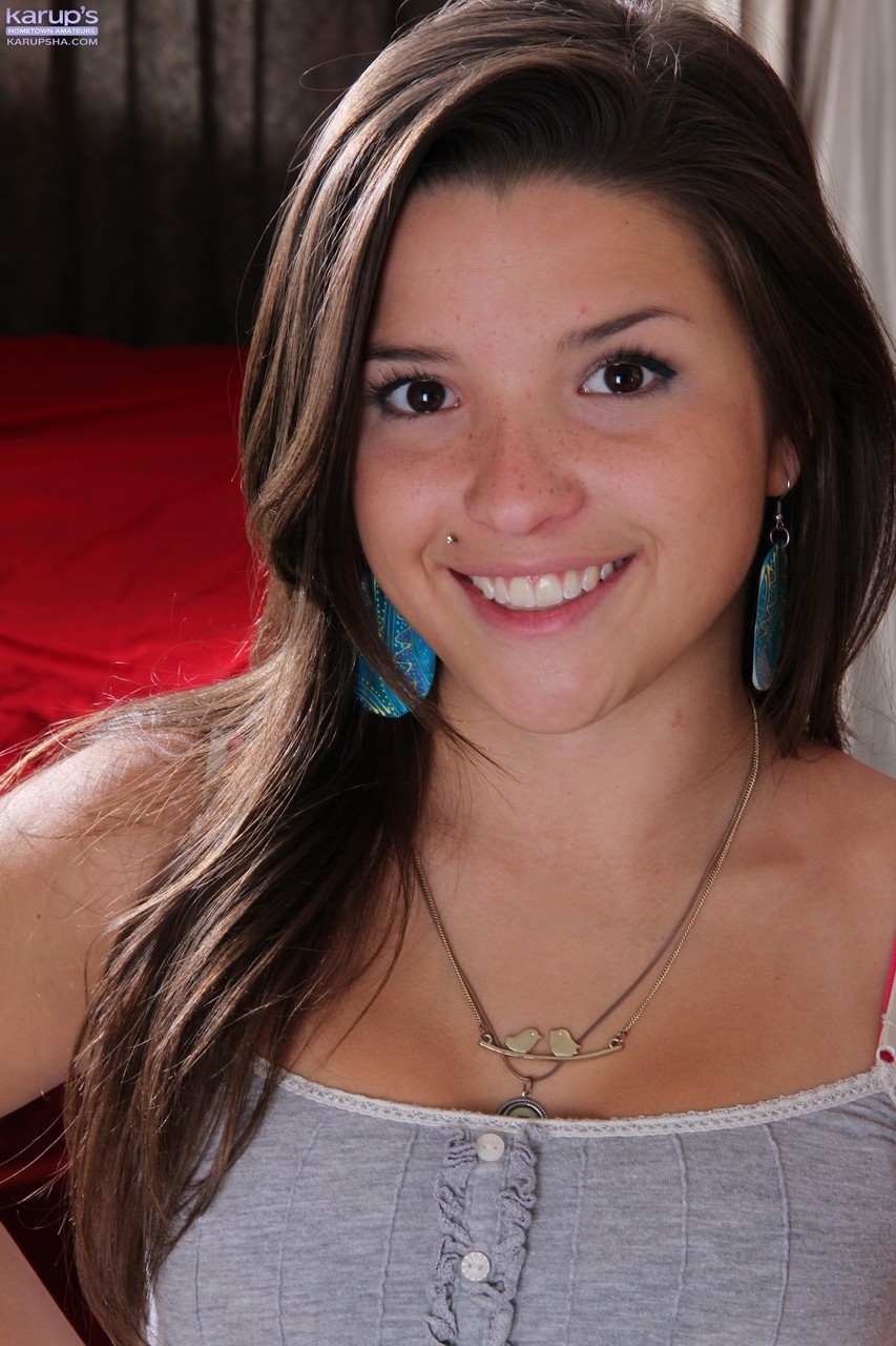 可愛いティーン・ヴェロニカ・ベリーが彼女の可愛いおっぱいと熱いお尻を披露