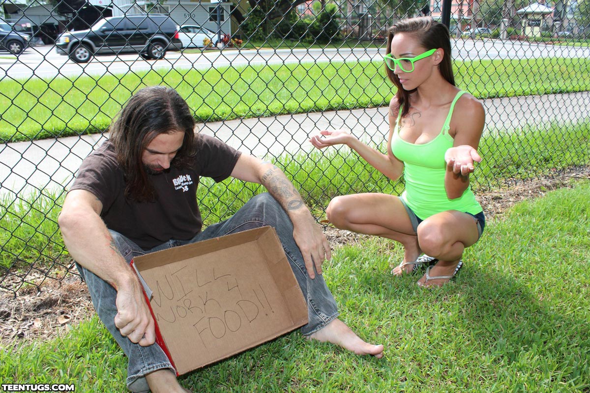 Garota Adolescente Sasha Foxxx Dá Uma Masturbação Cfnm Ao Seu Namorado Para Aliviar