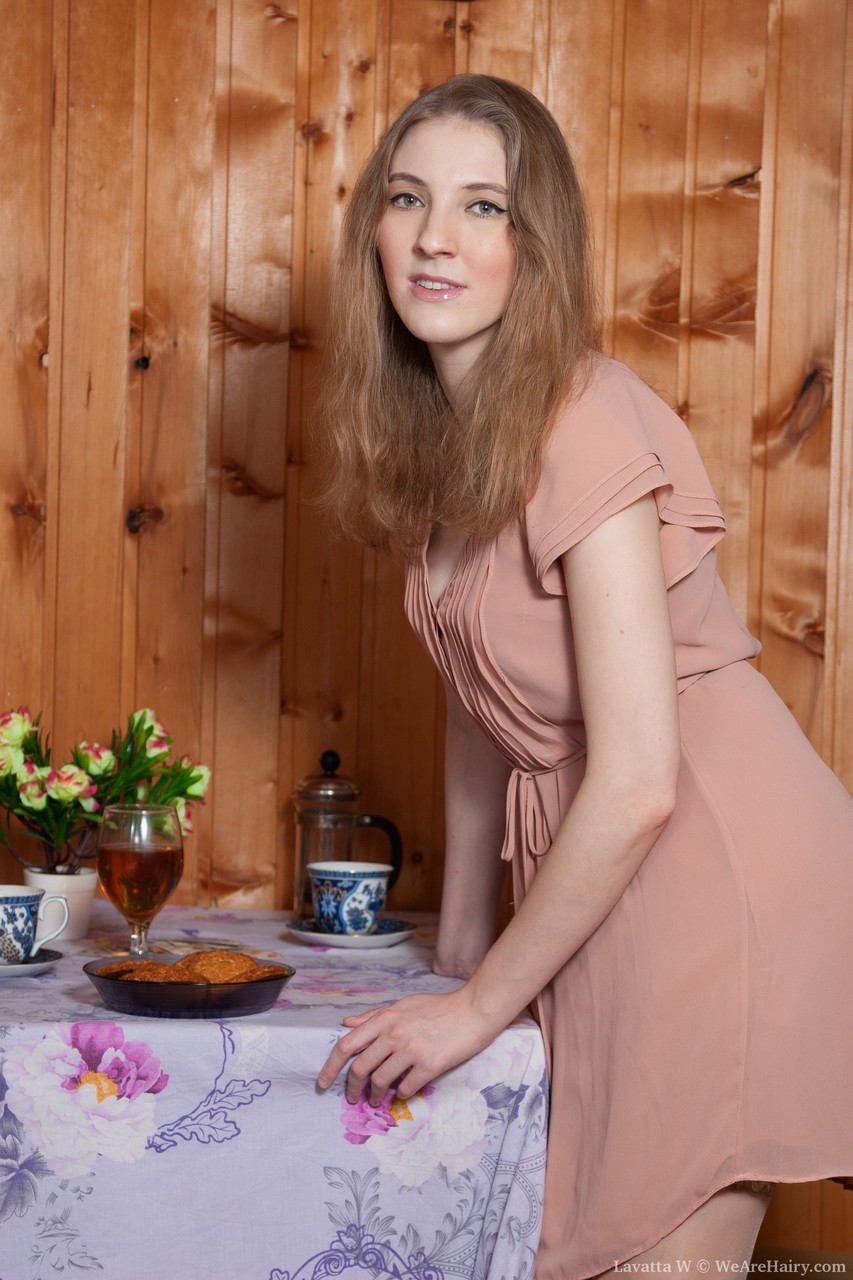 Лаватта В., Развратная Любительница, Показывает Волосатую Вагину И Отличную Жопу В Кружевных Чулках