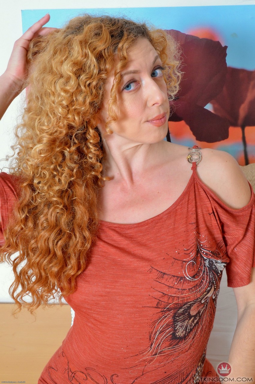 अमेच्युर रंडी लियोना डेस्क पर गुलाबी छिद्र दिखाती है और बालों वाली बगल चाटती है