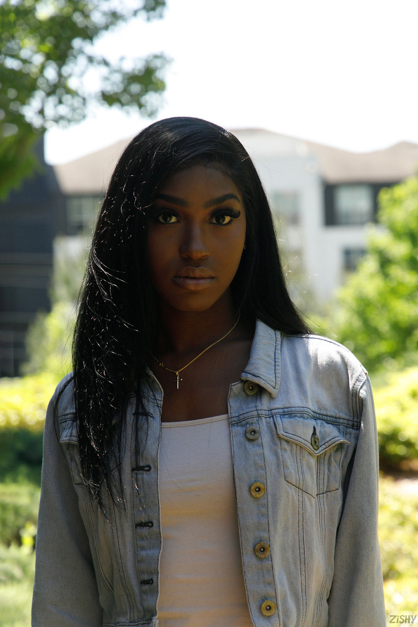 ケルシー・ジョーンズ、エボニー美女、丸いお尻と天然おっぱいを見せびらかす