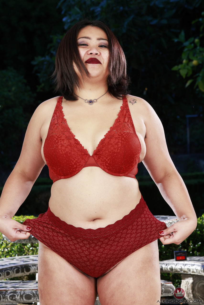 Atk Hairy マニラ・ベイ・ヌードギャラリーを呈示