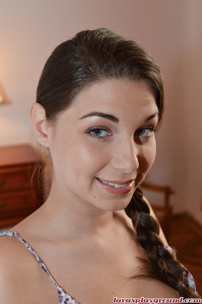 匈牙利美女戴安娜·多尔切从成熟女同性恋拉拉那里获得口交快感