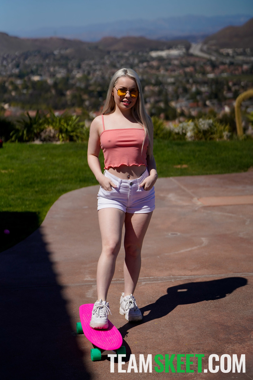 小巧少女Haley Spades的阴道被舔然后骑在继兄弟身上