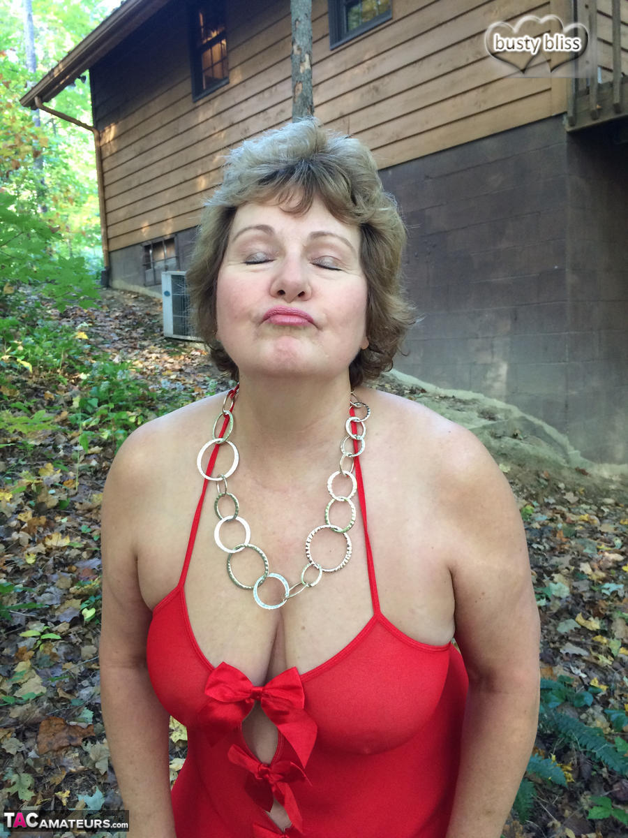 باستي بليس تُبرز ثدييها الطبيعيين الكبيرين عارية في الغابة