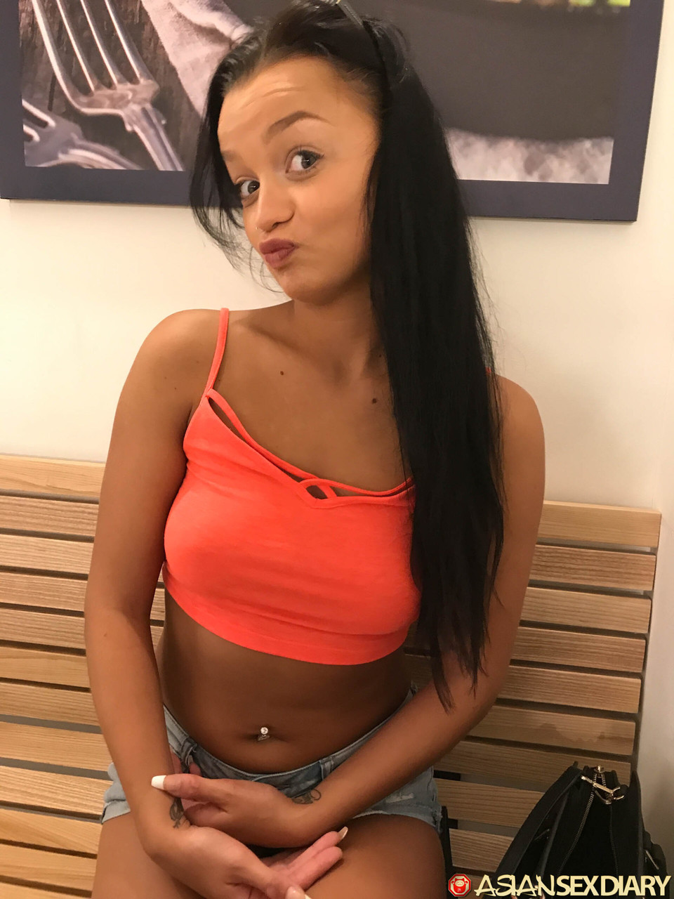 第一人称视角操控萝莉爱好者达芙妮和她被穿孔的猫咪