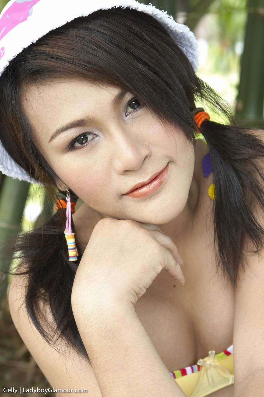 Transexual Asiática Muestra Pequeños Senos Y Pene Al Aire Libre