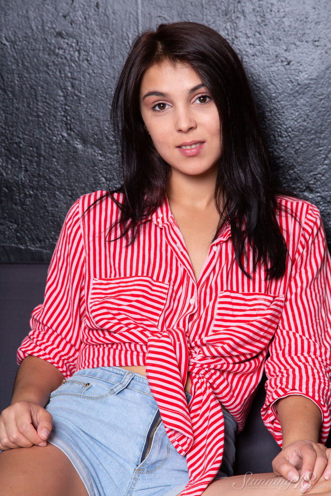 青少年深色头发的Teana脱掉衣服并触摸她的无毛阴部