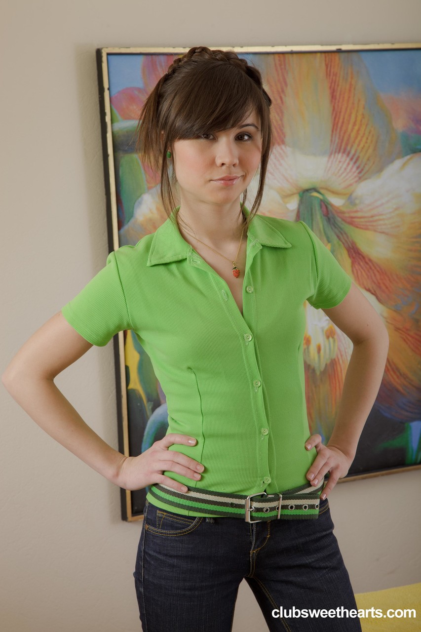 दुबली शौकिया सुंदरी आलिया मालिश से पहले कपड़े उतारती है और फिर जोरदार चुदाई करवाती है