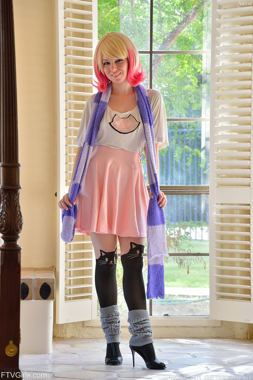 カラフルヘア美女アストリッド裸になり美味しいつま先を披露