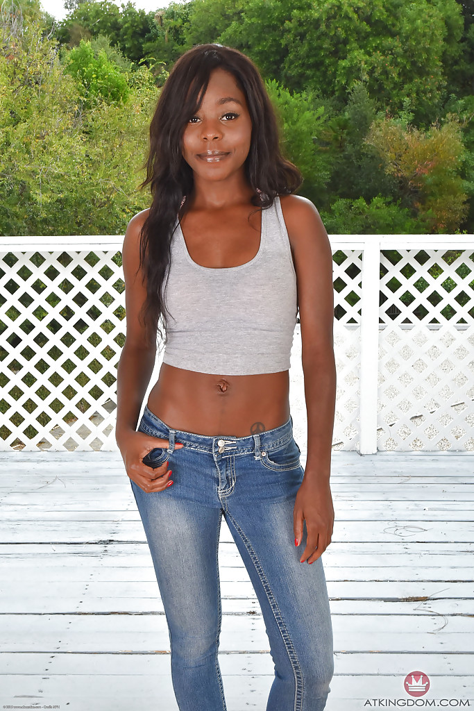 المرأة السوداء تحرر MILF الساخن والمحभगة والكعكة المنحوتة من الجينز في الهواء الطلق