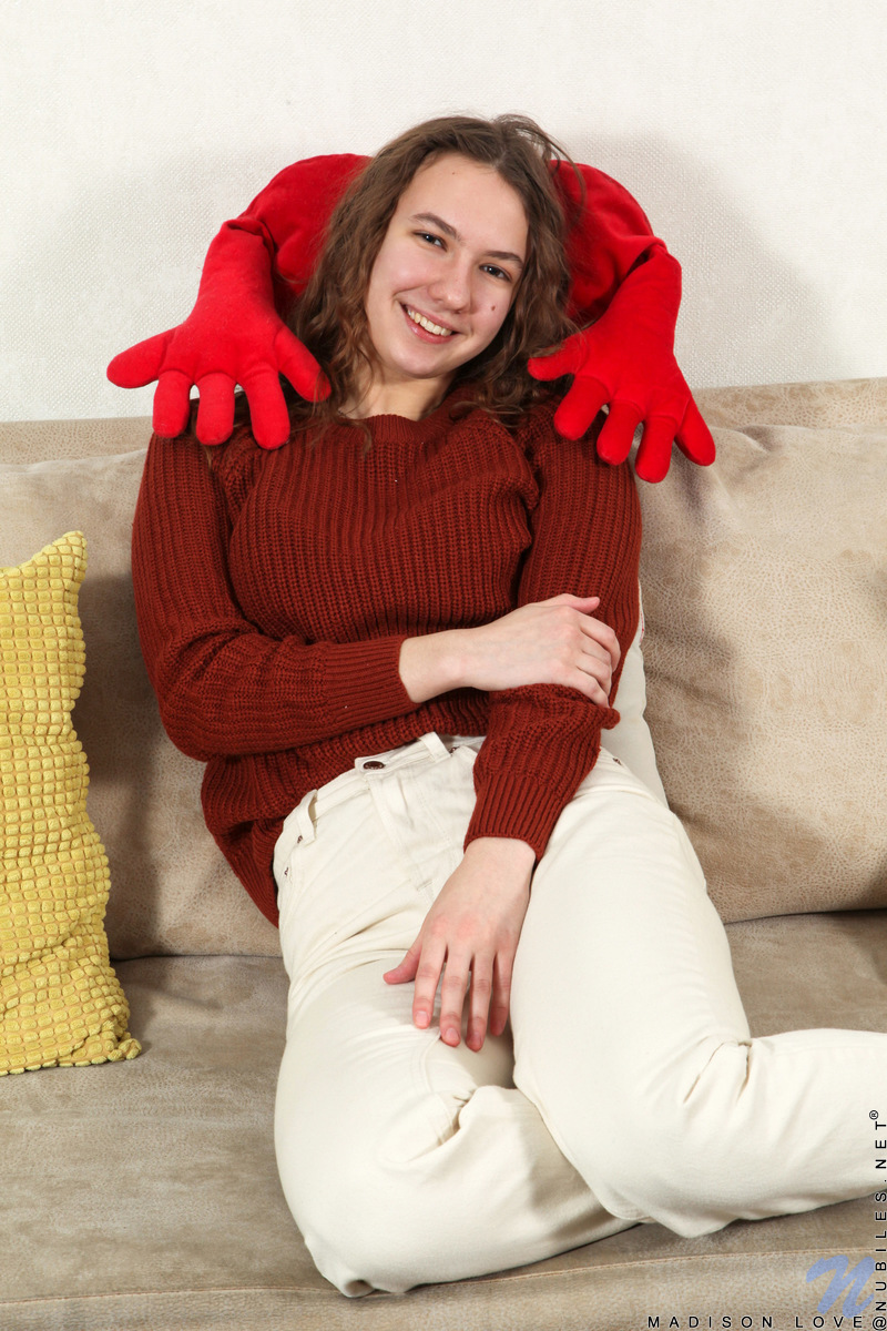 ティーン・マディソン・ラブが裸足でモデルをしながら全裸になる