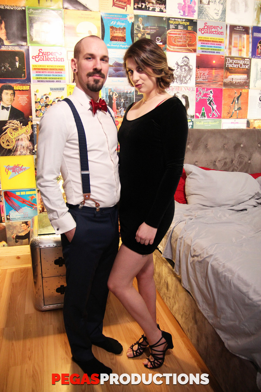 性感黑发女郎Jessica Rivers 粗暴肛交在舔完阴道之后