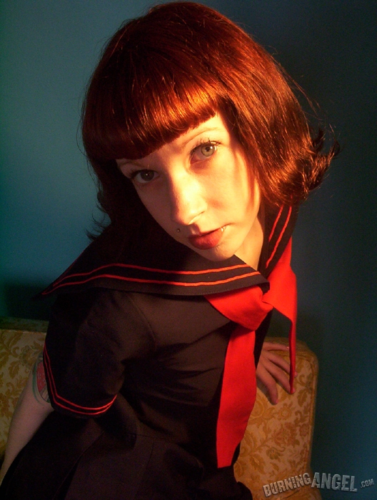 紅髮少女水手女孩安努克脫下蕾絲內褲自慰陰道