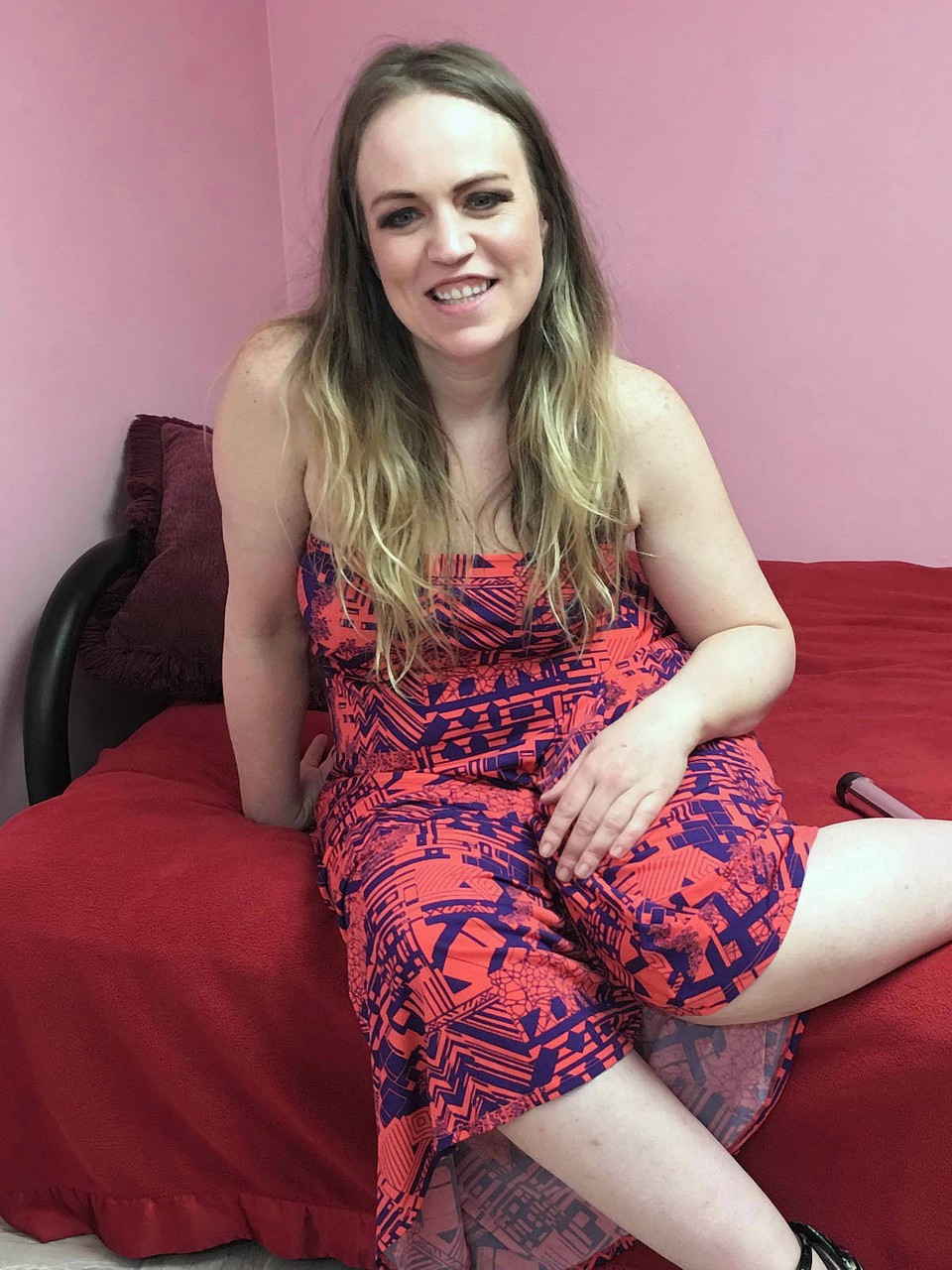 性感的业余爱好者查斯蒂·沃恩使用银色玩具操纵阴道