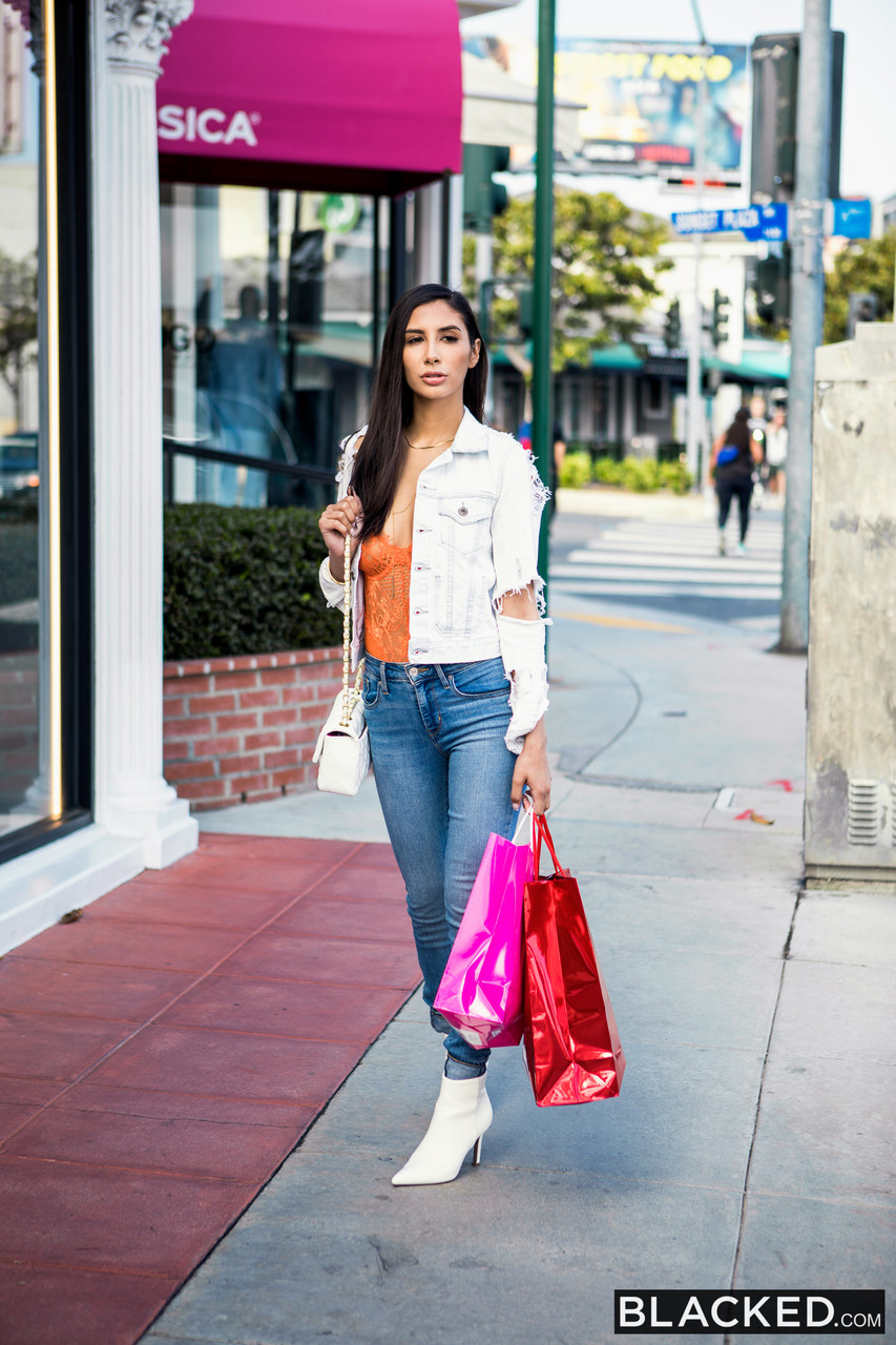 जिआना डायर बड़ी चूतड़ दिखाती है फिर विशाल काला लंड लेती है