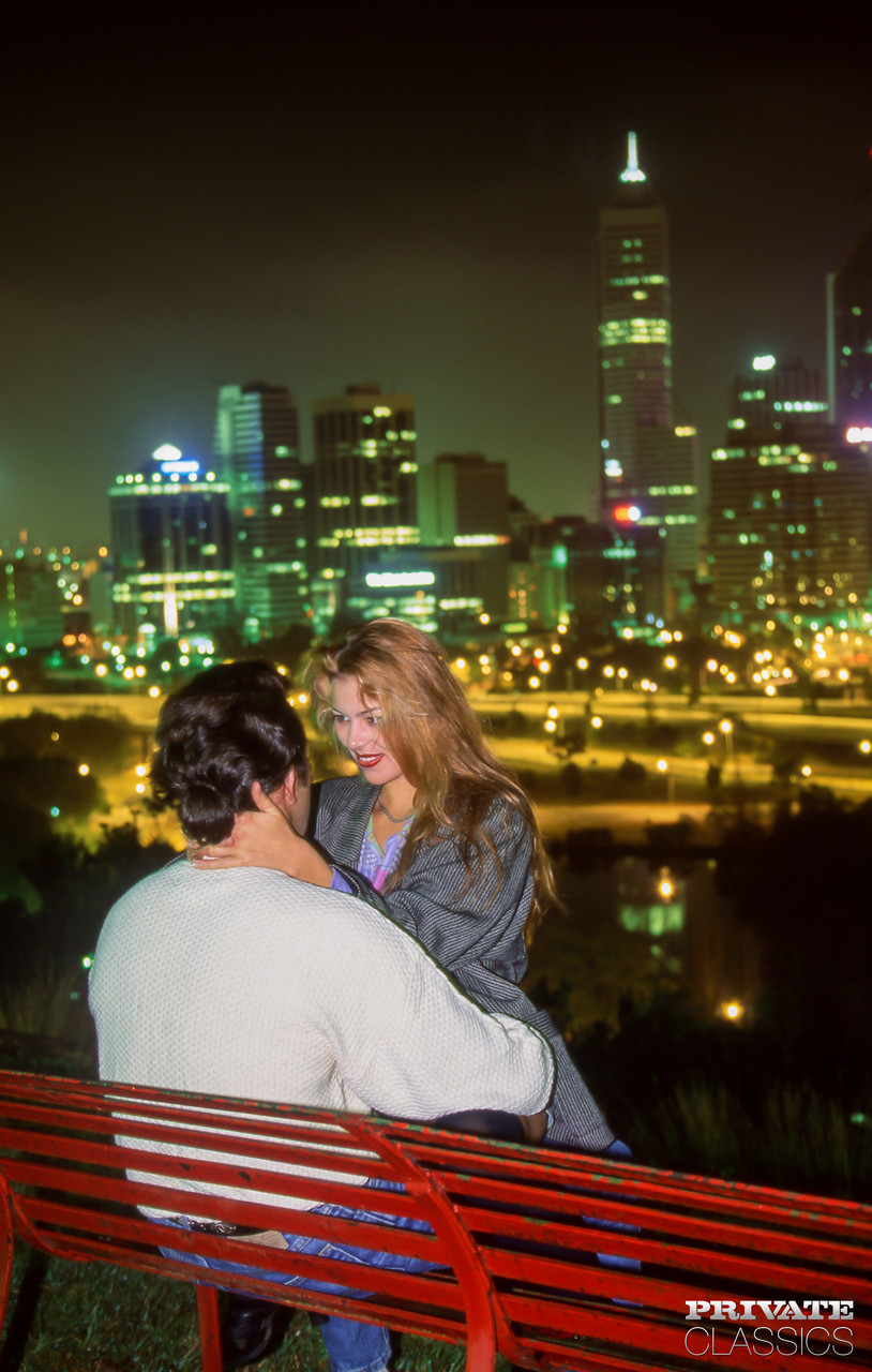 مونيك كوفيت تُمارس الجنس المزدوج في جوارب فوق الركبة