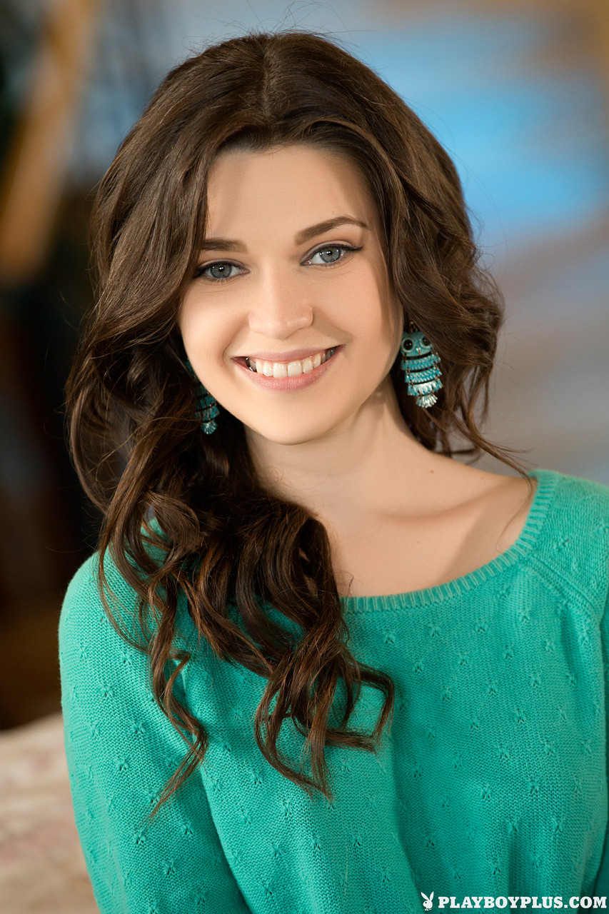 الفتاة البنية الحلوة سيرينا وود تغازل في شورتها القصير الجذاب