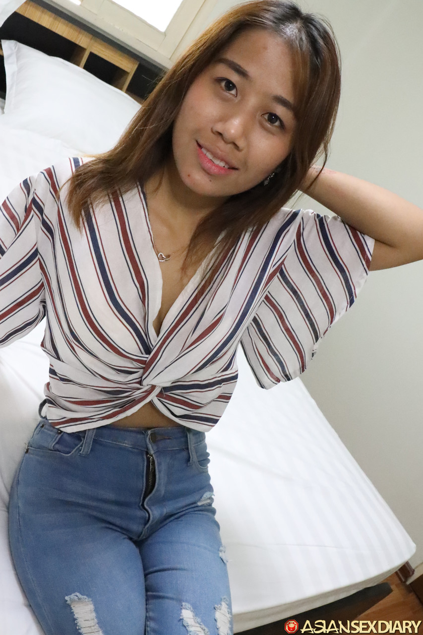 饥渴的亚洲女孩Bea慢慢脱衣，为POV性爱张开双腿