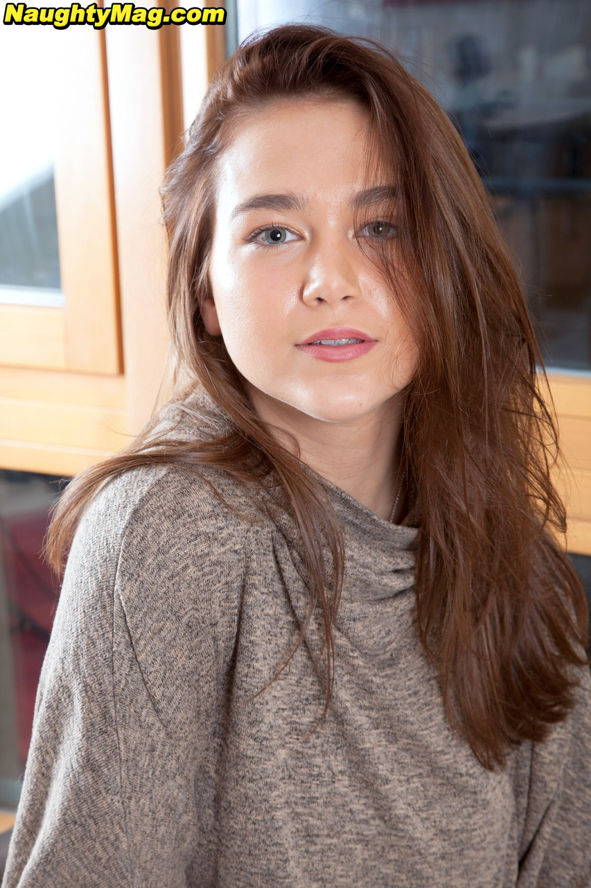 Amatrice Aurora Rose Se Déshabille Et Se Masturbe