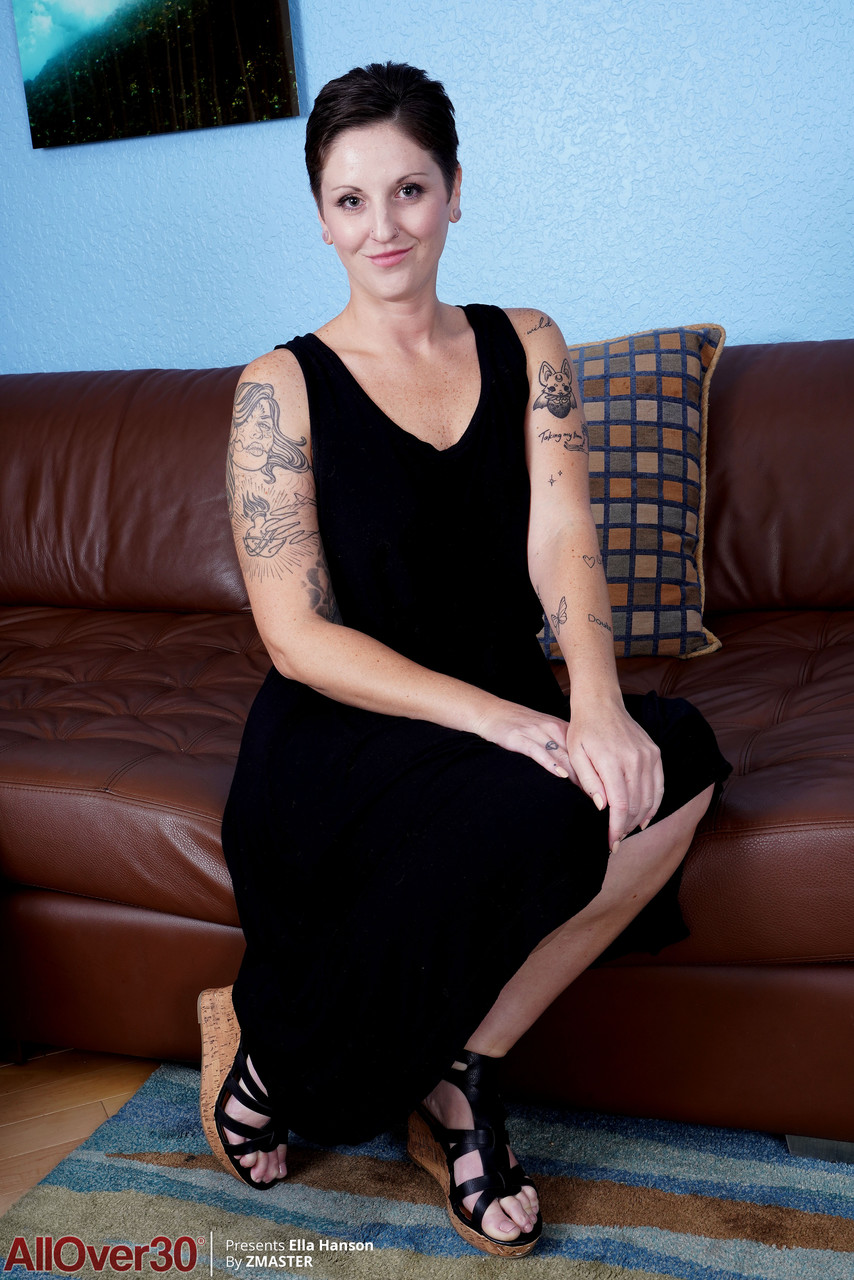 MILF Ella Hanson Shows Off Her Big Ass & Spreads Her Hairy Pussy