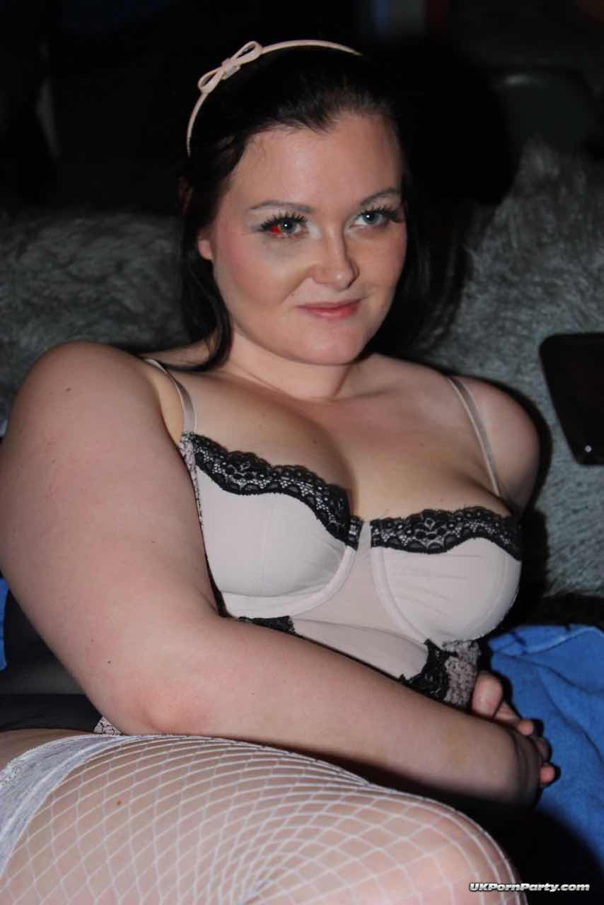 Chunky Chick Cherry Delainey Gets Help From Gf While Sucking Cum