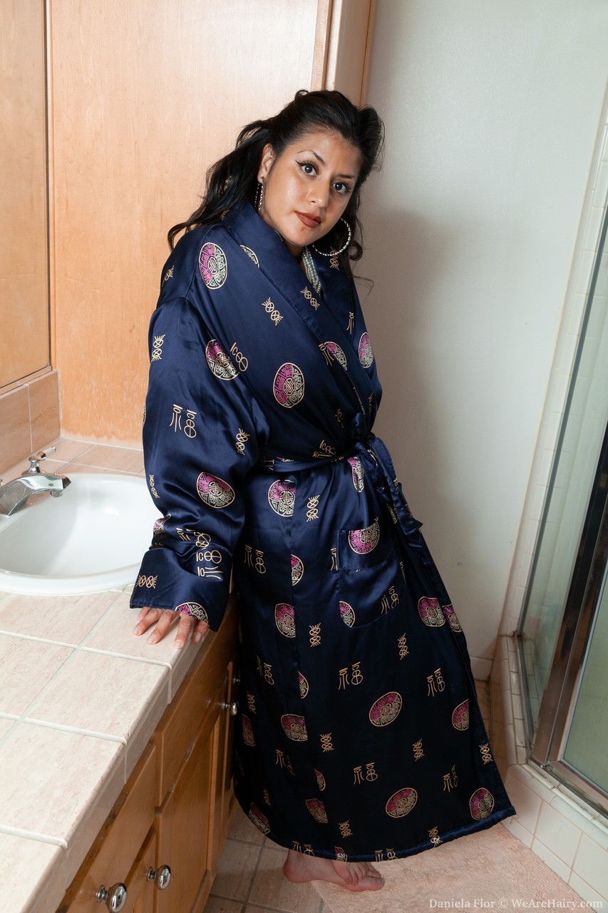 业余妈妈Daniela Flor展示她多毛的阴部在独奏