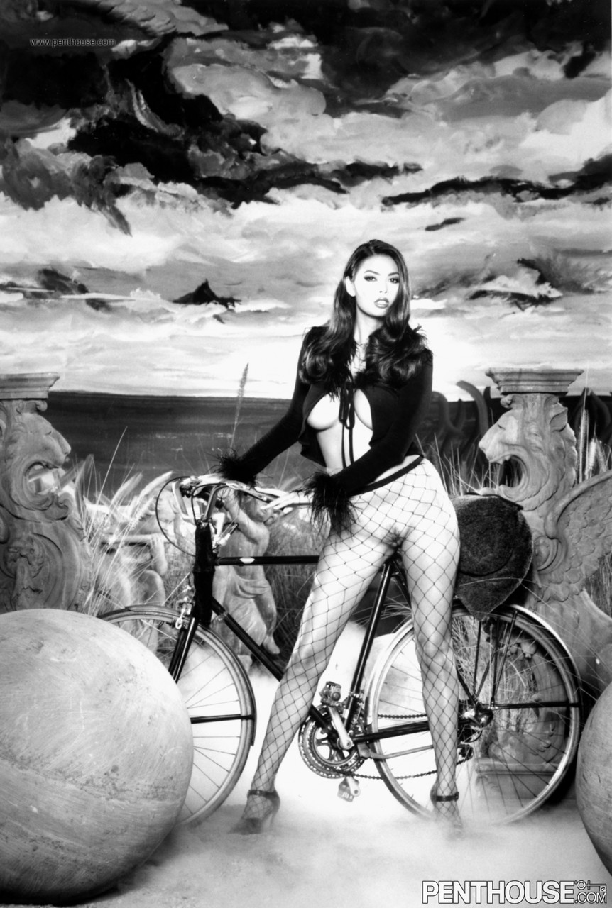 تيرا باتريك تمлиз ثدييها الكبيرين وتلعب بفرجها الجويع في الهواء الطلق