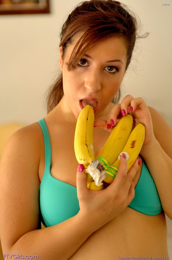 Amateur Babe With Big Boobs Luisa Strips And Toys Her Muff 2