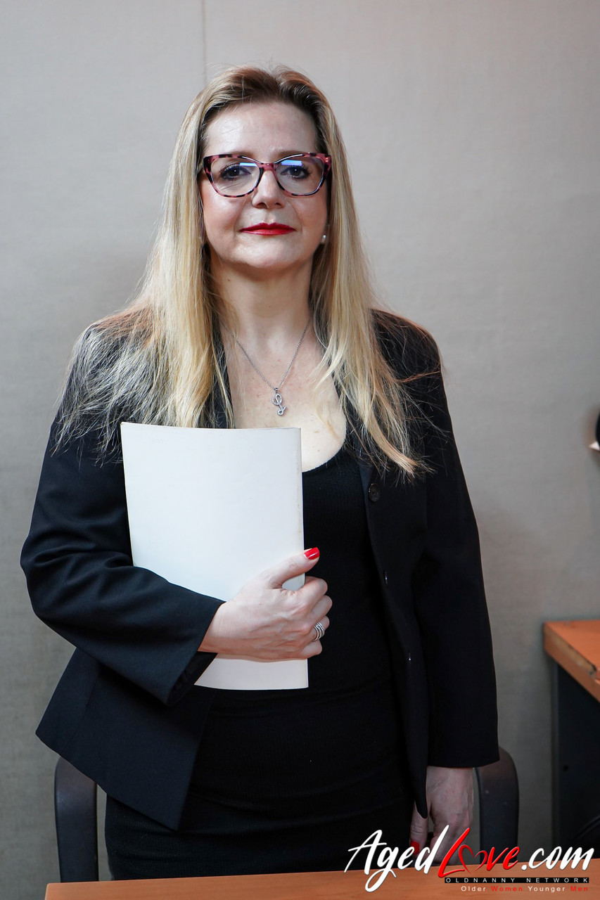 成熟秘书索菲亚·德尔·马尔与年轻老板在办公室肛交