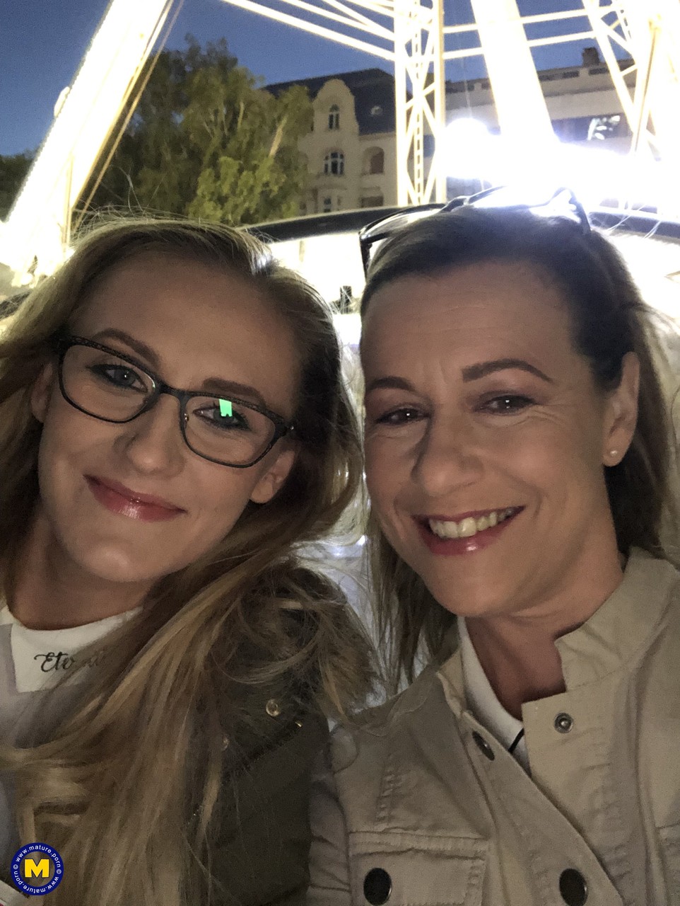 成熟女人堵住年轻女孩的嘴巴在吃她的屄之前