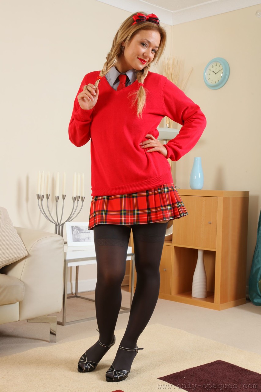 黒いランジェリーの美しいウルスラが体を披露