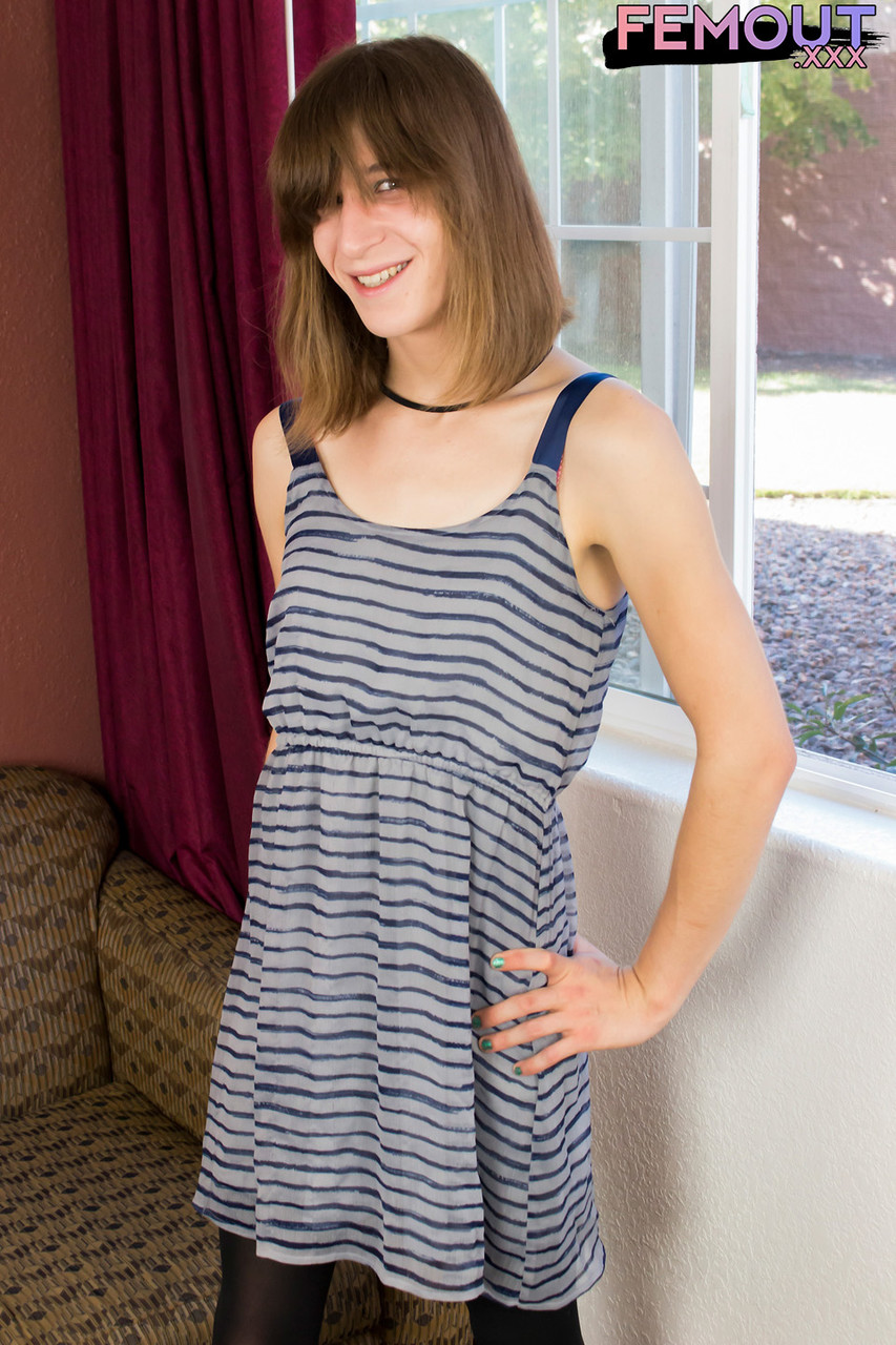 Худая Транс Апрель Гиллеспи Показывает Длинный Член В Соло Шоу